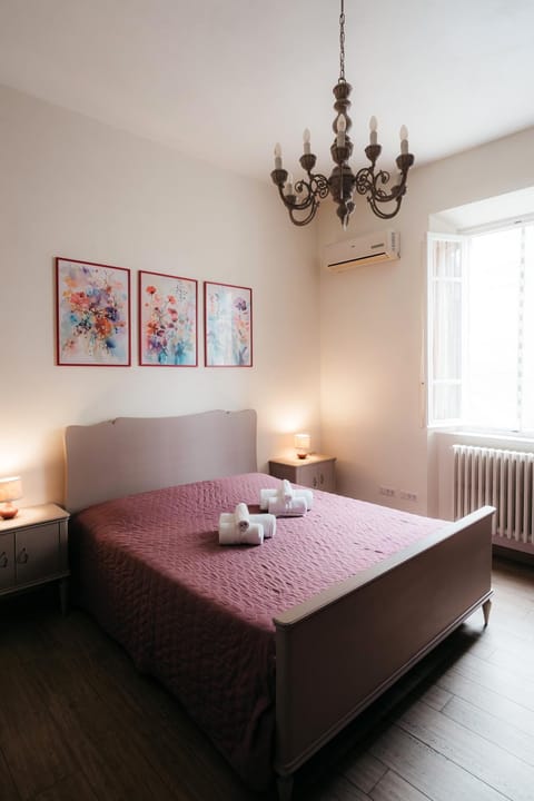 Photo of the whole room, air conditioner