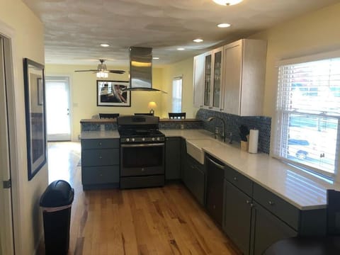 Entire apartment close to downtown - 2 Queen beds Apartment in Springfield