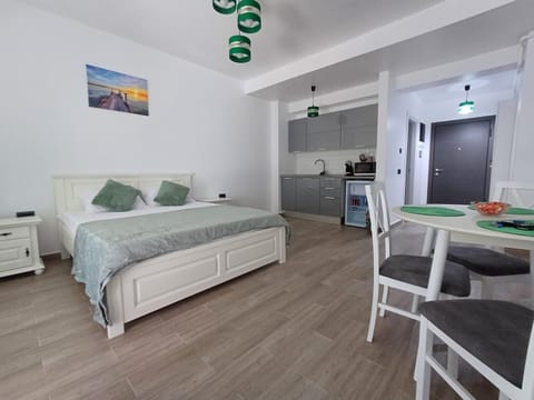 Kitchen or kitchenette, Photo of the whole room, Dining area