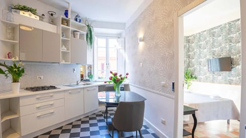 Kitchen or kitchenette, Dining area