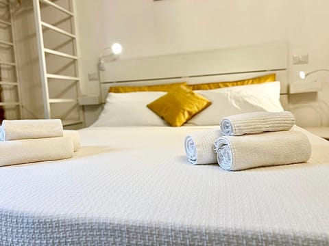 Bed, Bedroom, towels