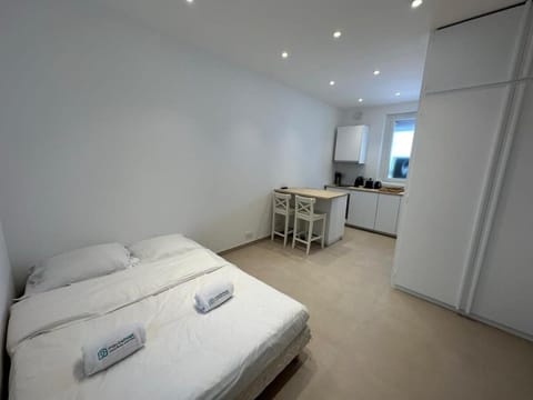 Bed, TV and multimedia, towels