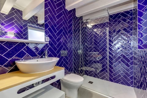 Shower, Toilet, Bathroom, towels