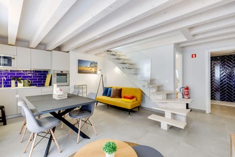 Kitchen or kitchenette, Seating area