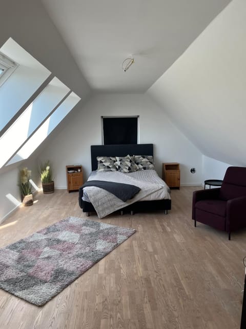 Bed, Photo of the whole room, Seating area, Bedroom