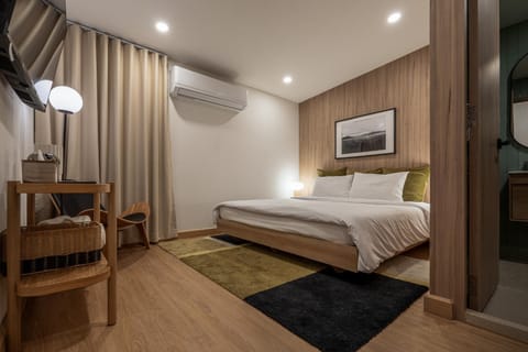 Bed, TV and multimedia, Photo of the whole room, Seating area, Bedroom, towels, air conditioner