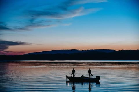 People, Natural landscape, Activities, Lake view, Mountain view, Sunrise, Sunset, group of guests