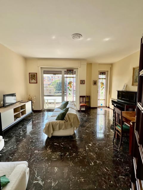 Communal lounge/ TV room, TV and multimedia, Living room, Seating area