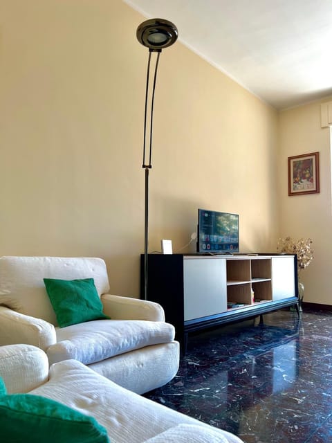 Communal lounge/ TV room, TV and multimedia, Living room, Seating area