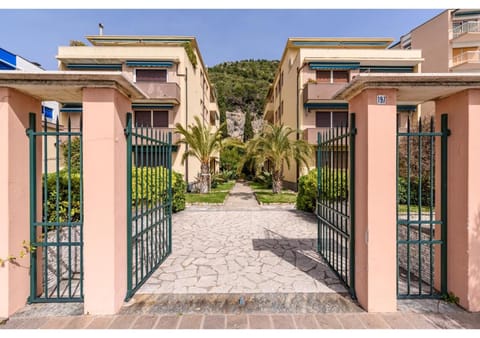 Property building, Day, Garden, Garden view