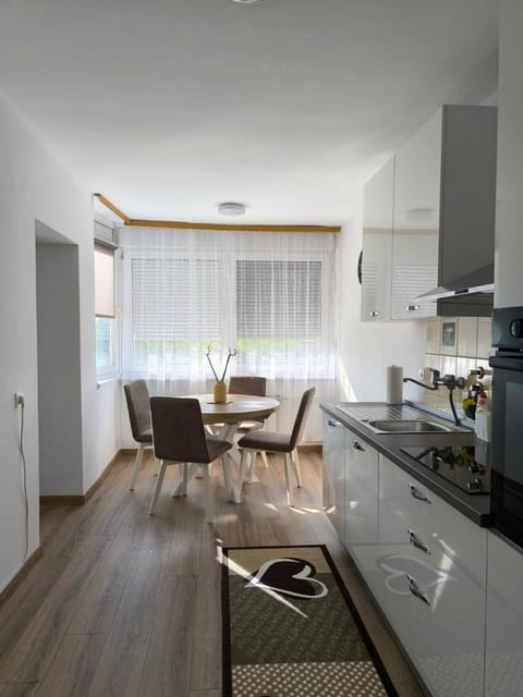 Kitchen or kitchenette, pet friendly, stove