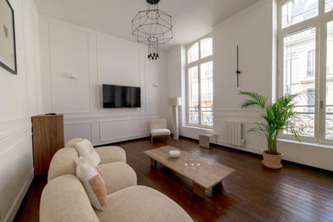 Communal lounge/ TV room, TV and multimedia, Seating area