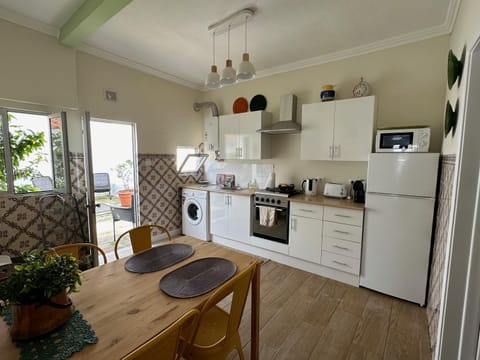 Coffee/tea facilities, Kitchen or kitchenette, Dining area, dishwasher, oven, pet friendly, stove, toaster