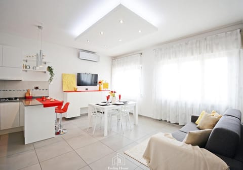 Communal lounge/ TV room, TV and multimedia, Living room, Seating area, Dining area, Evening entertainment, air conditioner
