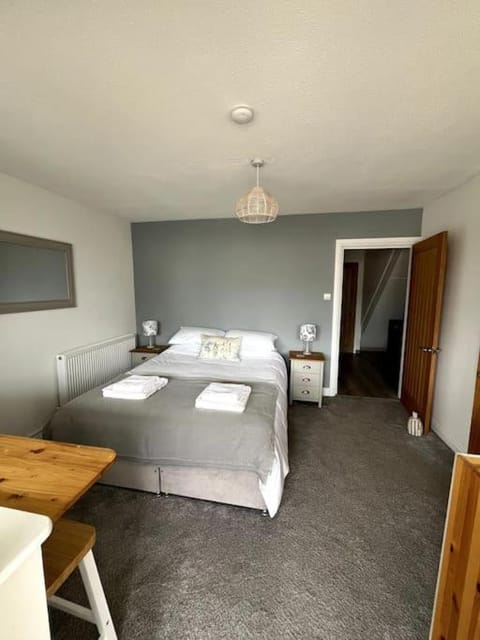 Bed, Photo of the whole room, Bedroom, towels