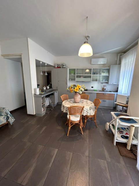 Kitchen or kitchenette, Living room, Seating area, Dining area, pet friendly, stove