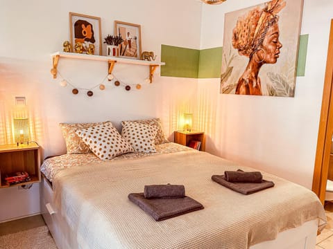 Bed, Photo of the whole room, towels