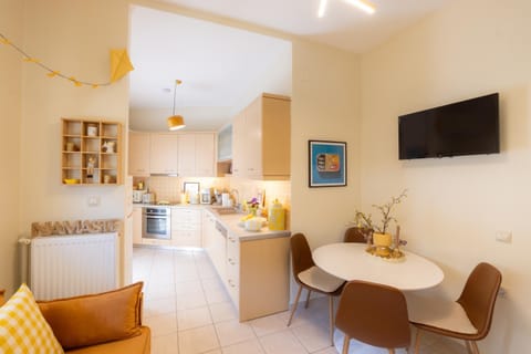 TV and multimedia, Kitchen or kitchenette, Living room, Seating area, Dining area