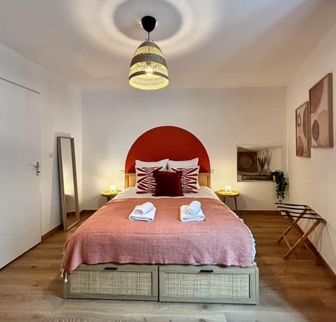 Bed, Photo of the whole room, Bedroom, towels