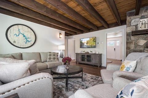 Magnolia - Lakefront, dog friendly, dock slip, hot tub House in Deep Creek Lake