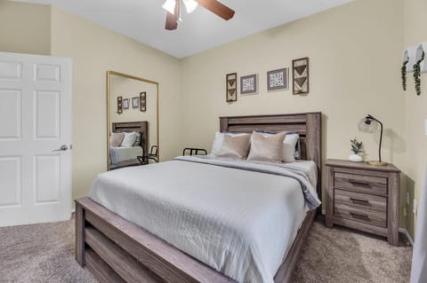 Bed, Photo of the whole room, Bedroom