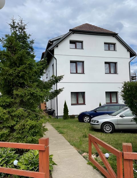 Property building, Day, Garden, Parking