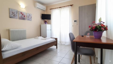 Bed, TV and multimedia, Photo of the whole room, Seating area, Dining area, towels, wardrobe, air conditioner