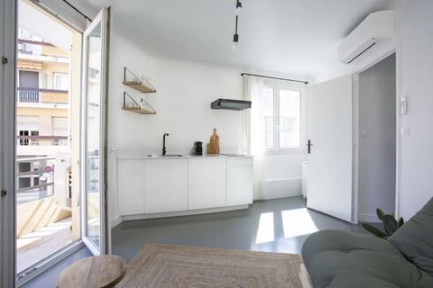 Kitchen or kitchenette, Living room, air conditioner