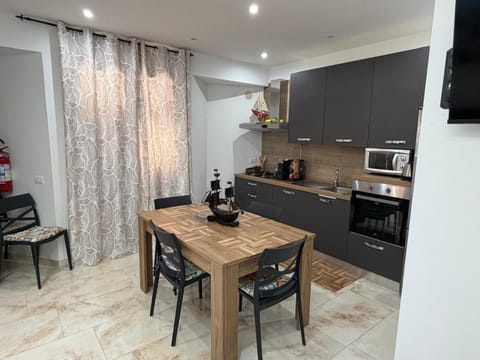 Coffee/tea facilities, Kitchen or kitchenette, Dining area, dishwasher, oven, stove, toaster