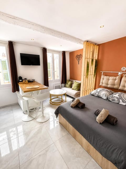 Bed, Living room, Photo of the whole room, Seating area, Dining area, Bedroom