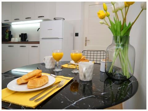 Kitchen or kitchenette, Food and drinks, Dining area, Food