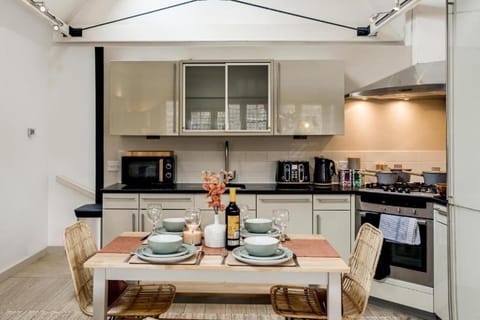 Kitchen or kitchenette, Dining area, minibar