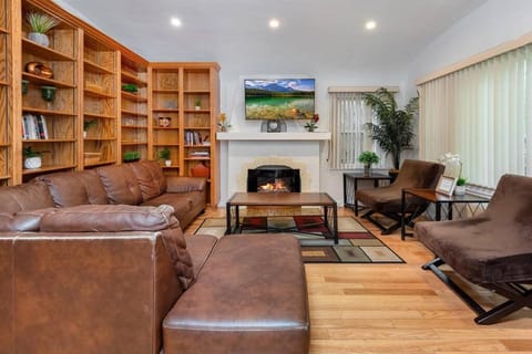 Central LA Bliss: 5 BR Home, BBQ, Perfect Location House in West Hollywood