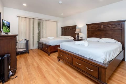 Central LA Bliss: 5 BR Home, BBQ, Perfect Location House in West Hollywood