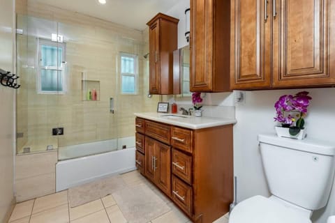 Central LA Bliss: 5 BR Home, BBQ, Perfect Location House in West Hollywood