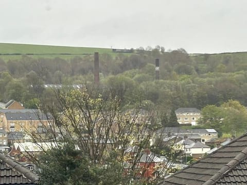 Homely 3 Bed House Halifax House in Calderdale