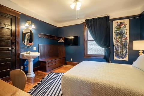 Charming Room in Capitol Hill - Foxglove Inn Rm 3 House in Capitol Hill