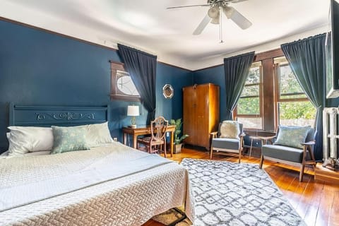 Charming Room in Capitol Hill - Foxglove Inn Rm 4 House in Capitol Hill