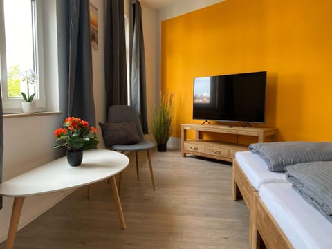 Communal lounge/ TV room, Bed, TV and multimedia, Living room, Photo of the whole room, Seating area, Evening entertainment, Bedroom