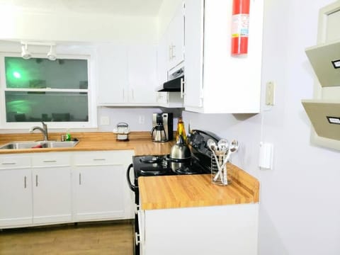 Coffee/tea facilities, dishwasher, minibar, pet friendly, stove, toaster