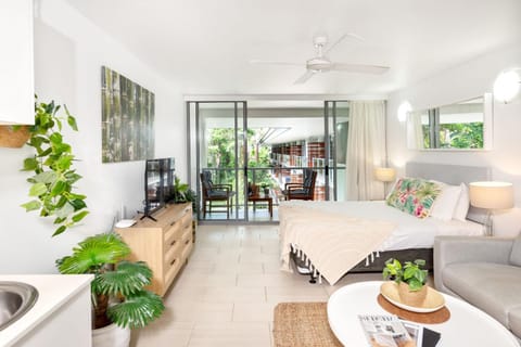 Bed, Living room, Photo of the whole room, Seating area, Bedroom, fireplace, air conditioner