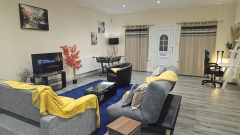Communal lounge/ TV room, Game Room, TV and multimedia, Living room, Seating area