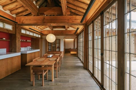 Kitchen or kitchenette, Dining area
