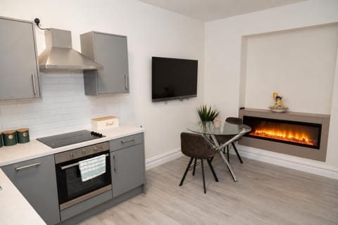 Kitchen or kitchenette, Dining area, fireplace