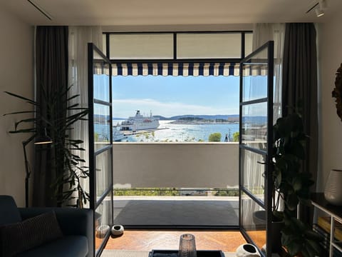 BREGOS SUPERIOR APARTMENT - unique design 3-BR - unbelievable panoramic view of Split - walking distance from UNESCO palace and Bacvice beach - free parking - BURALUX properties Apartment in Split