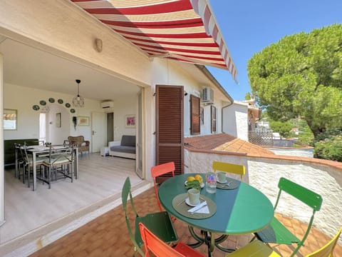 Property building, Day, View (from property/room), Balcony/Terrace, Living room, Seating area, Dining area