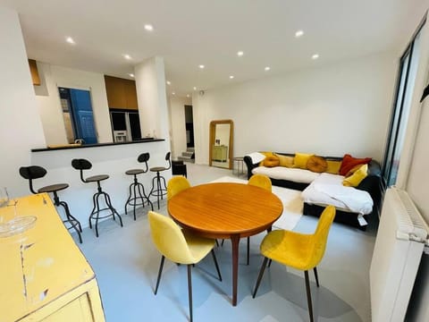 Appartement 6 pièces / 5 chambres / calme / RDC Apartment in Paris