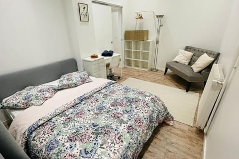 Appartement 6 pièces / 5 chambres / calme / RDC Apartment in Paris