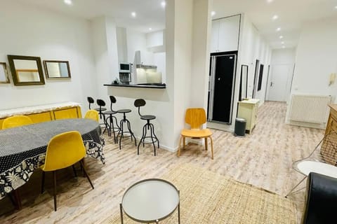 Appartement 6 pièces / 5 chambres / calme / RDC Apartment in Paris