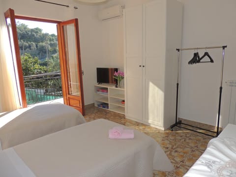 TV and multimedia, Photo of the whole room, Bedroom, wardrobe, air conditioner